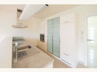 Wohnzimmer mit offener Küche und Galerie