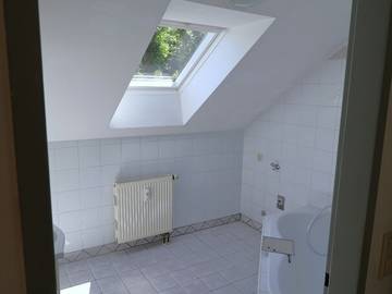 Bad mit Fenster und Eckbadewanne