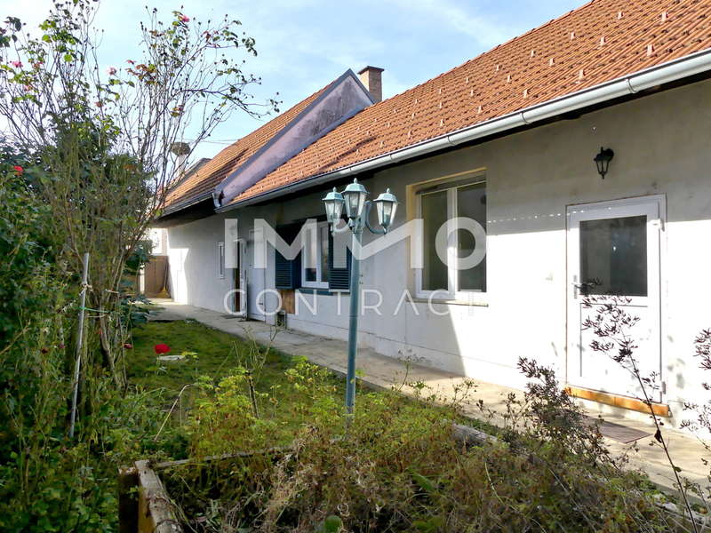 Hinterer Teil des Streckhofes mit zweitem Eingang beim Heizraum - Einfamilienhaus Großpetersdorf - Bild 1