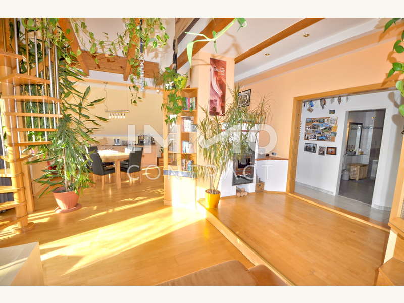 Blick zum Kachelfofen und zweiten Zugang - Penthouse Graz - Bild 1