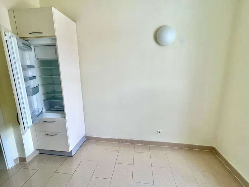 Kühlschrank und Platz für Essbereich - Mietwohnung Graz - Bild 1