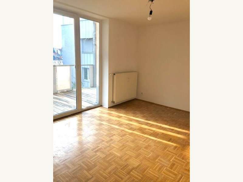 Wohnzimmer mit Ausgang auf die Terrasse - Mietwohnung Graz - Bild 1