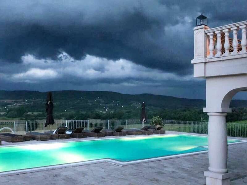Swimmingpool mit Aussicht auf das Weingut - Schloss Monoszló - Bild 1