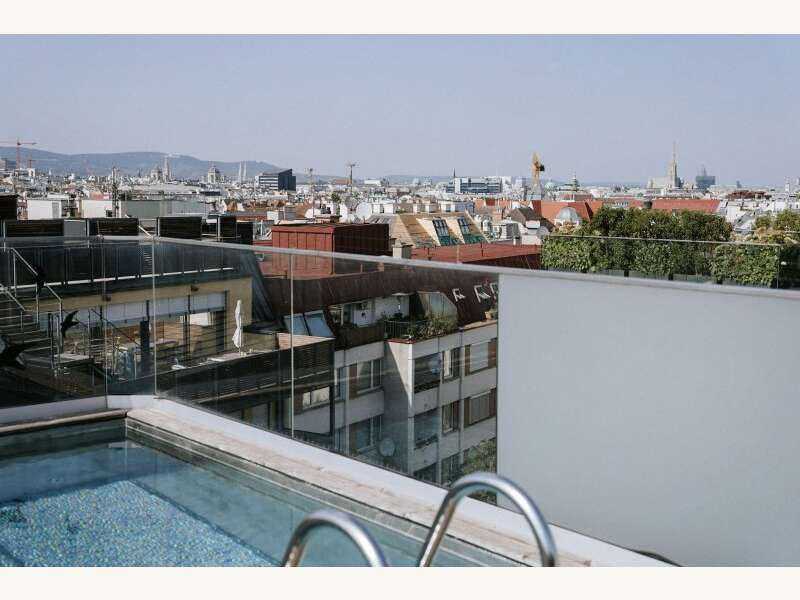 Swimmingpool mit Stephansdomblick - Eigentumswohnung Wien - Bild 1